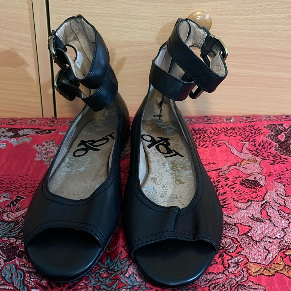 OTBT SANDALS never worn